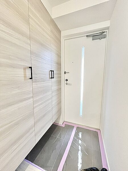 木目の柔らかな風合いが、訪れる人を優しく迎え入れる穏やかな空間が広がっています。