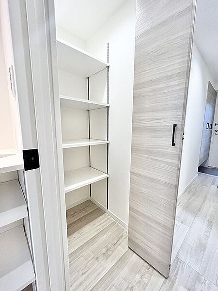 住まいの調和を乱さない、シンプルで洗練された佇まいが日々の暮らしに静かなゆとりをもたらします。