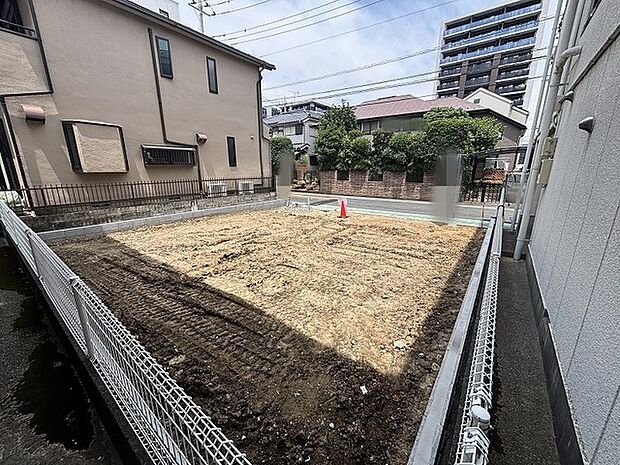 理想の住まいをゼロから描き出すための、落ち着いた空気が流れる広々とした敷地です。