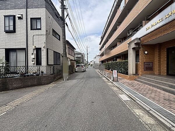日々の暮らしに溶け込むような、穏やかで落ち着いた街並みが広がっています。