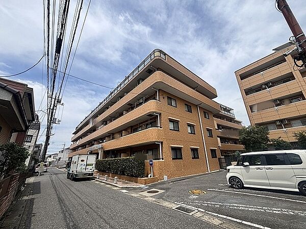 街並みに溶け込む落ち着いた外観が、日々の暮らしに静かな安心感をもたらしてくれます。