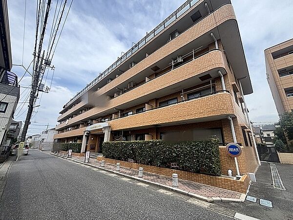 街並みに馴染む落ち着いた佇まいと、丁寧に手入れされた植栽が心地よい暮らしの予感を感じさせます。