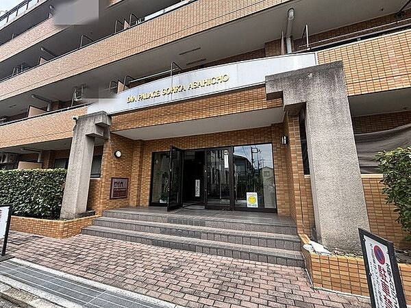 落ち着いた質感のタイル張りが風格を感じさせ、住まう方を優しく迎え入れる重厚な佇まいです。