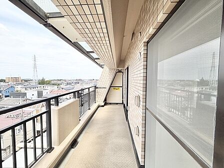 前面の住まいとの距離感があるから、圧迫感を感じません。