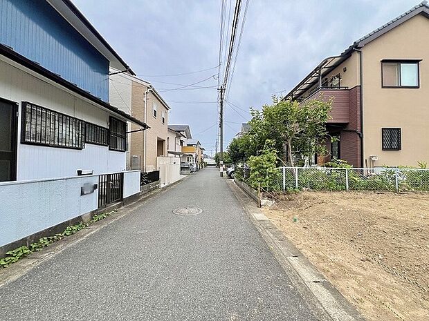 閑静な住宅街に位置し、日々の暮らしに穏やかな落ち着きをもたらす心地よい住環境が広がっています。
