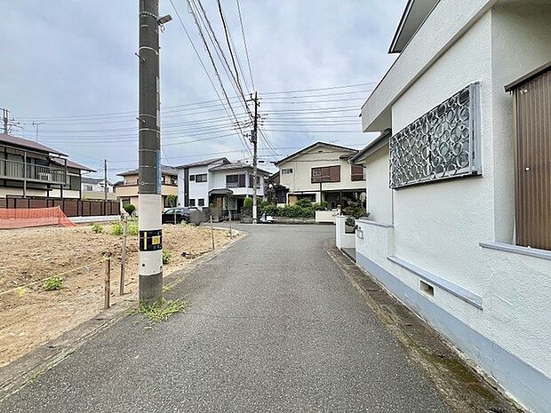 日々の暮らしに溶け込む、静かで落ち着いた時間が流れる住環境が広がっています。
