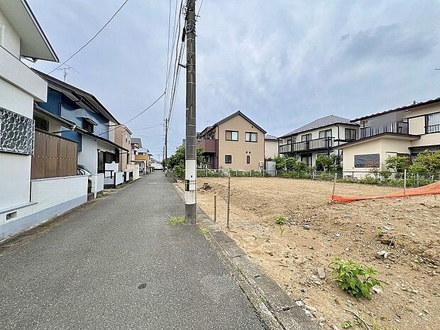 落ち着いた住宅街の風景に溶け込み、これからの暮らしを自由に描き出せるゆとりある敷地が広がっています。