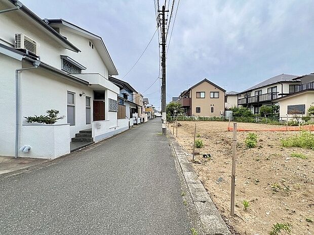 周囲の街並みと調和する、落ち着いた雰囲気の静かな住宅街の一角です。