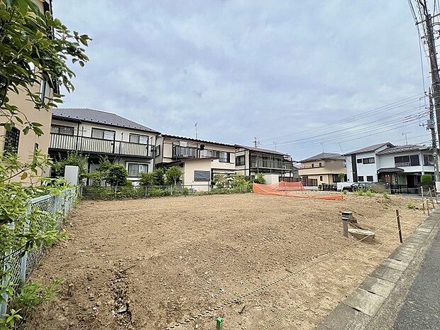 落ち着いた住宅街に位置する、将来の暮らしを自由に思い描ける広々とした土地です。