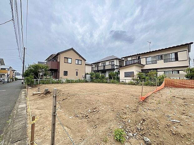 周囲の落ち着いた環境に調和する、開放感のある広がりを感じられる敷地です。