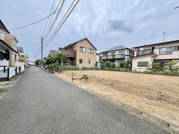 周辺環境と調和する穏やかな街並みに位置し、理想の住まいをゼロから描ける広がりを感じさせる場所です。