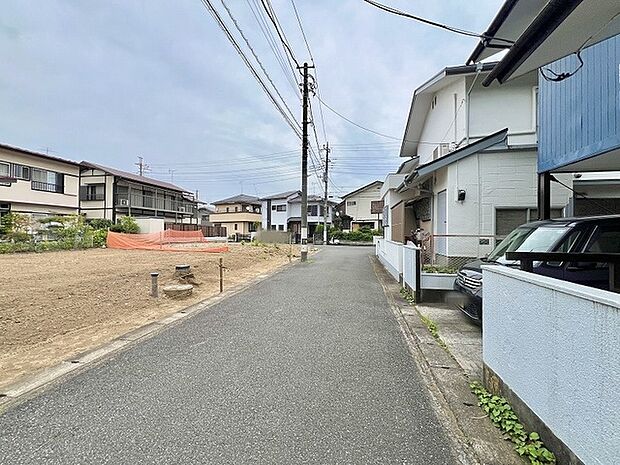 周辺には閑静な住宅街が広がり、落ち着いた暮らしの空気が流れる住環境です。