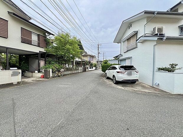 穏やかな時間が流れる落ち着いた住宅街で、日々の暮らしに心地よい静けさが漂う住環境です。