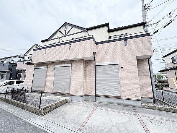 落ち着いた色調の外壁と調和のとれたデザインが、穏やかな暮らしの風景を形作る住まいです。