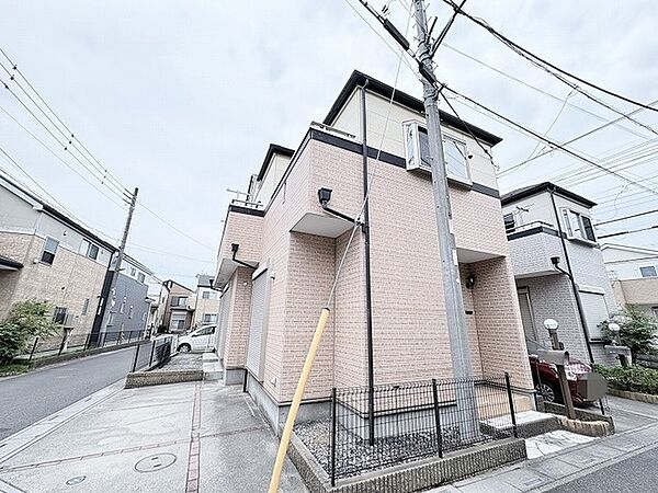 周囲の街並みと調和する、落ち着いた佇まいが魅力の住まいです。