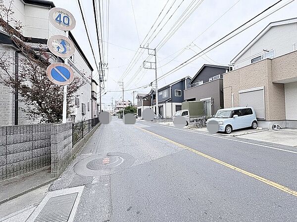 日々の暮らしを穏やかに育む、落ち着いた住宅街の風景が広がっています。