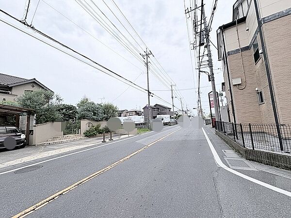 落ち着いた街並みが広がる閑静なエリアで、日々の暮らしに穏やかな安らぎを感じられる住環境です。