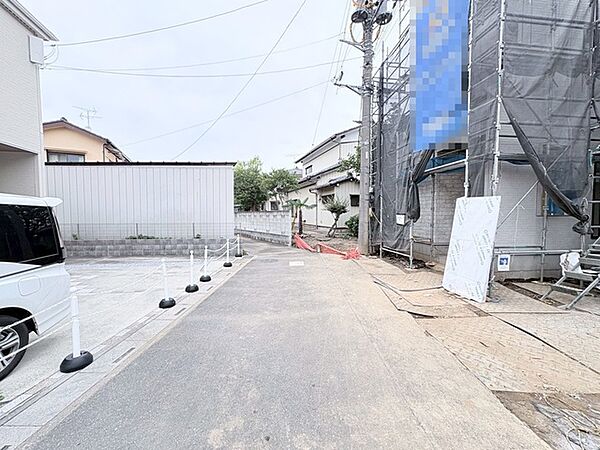 穏やかな時間が流れる落ち着いた周辺環境にあり、日々の暮らしに溶け込むような静けさが広がっています。