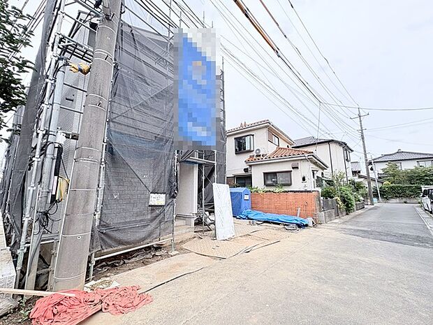周辺の閑静な住宅街に溶け込み、新たな暮らしの基盤として着実に形作られていく様子が伝わります。