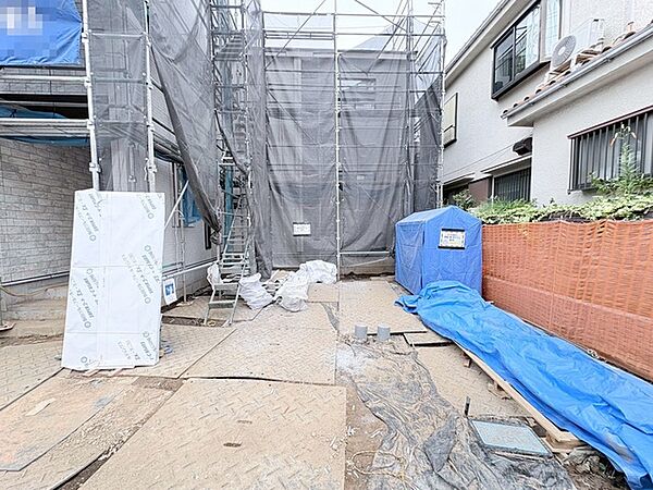 新しい暮らしの始まりを感じさせる、これから丁寧に形作られていく建設現場の風景です。