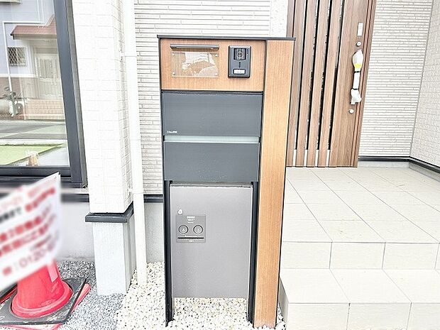 住まいの顔にふさわしい洗練された佇まいが訪れる人を穏やかに迎え入れる空間です。
