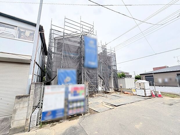 新しい暮らしの始まりを感じさせる、静かな住宅街に佇む建設中の住まいです。