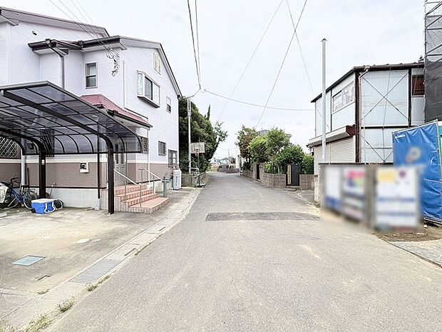 穏やかな空気が流れる住宅街に位置し、日々の暮らしに心地よい静けさと落ち着きをもたらす住環境が整っています。