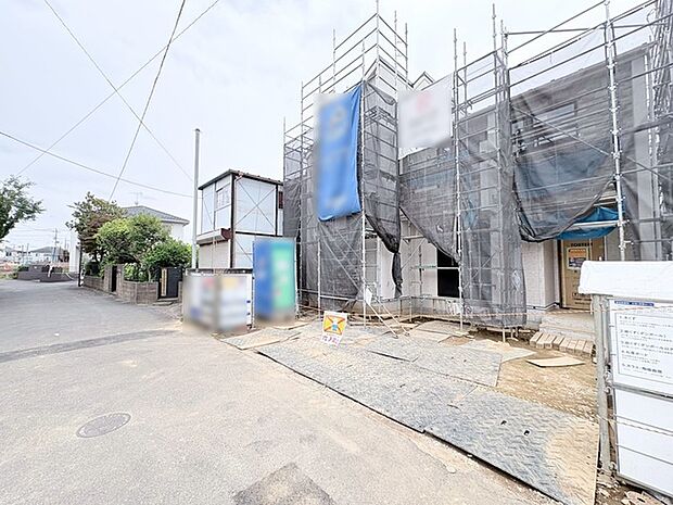 新しい暮らしの始まりを感じさせる、静かな環境に佇む建築途中の建物です。