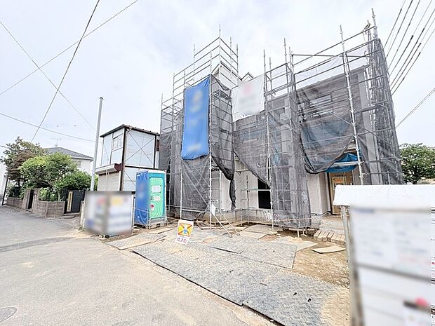 新しい住まいの完成に向け、街に溶け込みながら着実に形作られていく建築途中の風景です。