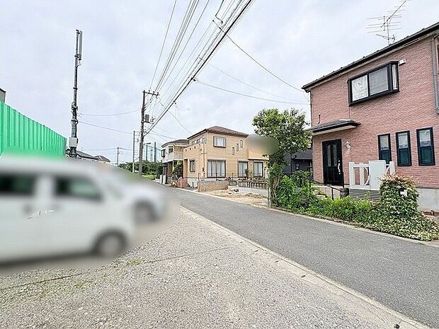 穏やかな空気が流れる住宅街に位置し、落ち着いた佇まいが日々の暮らしに安らぎをもたらします。