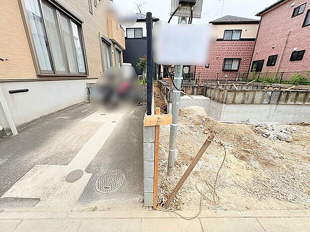 周辺環境と調和する落ち着いた立地に、新たな暮らしの基盤が整いつつあります。