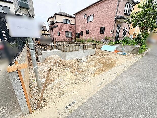 これからの暮らしを自由に描き出せる、整った土台が広がる敷地です。