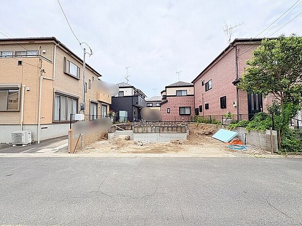 落ち着いた住宅街に位置し、これからの暮らしを自由に描くための基盤が整った敷地です。
