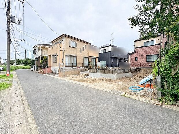閑静な住宅街の一角に位置し、穏やかな暮らしを育むのに適した落ち着いた環境が広がっています。