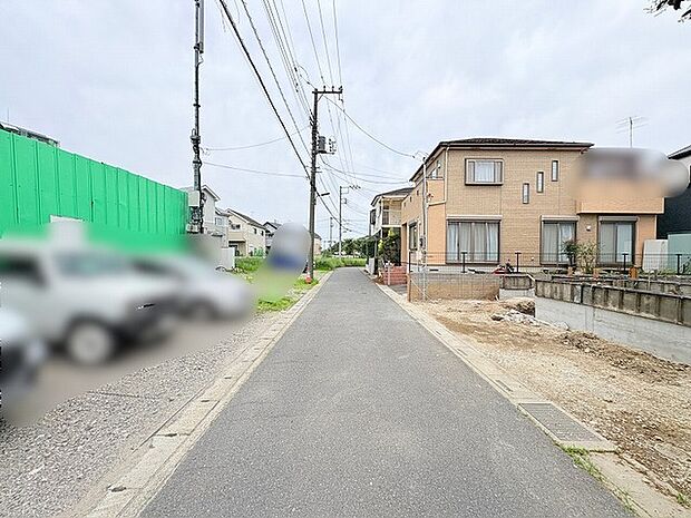 落ち着いた雰囲気の住宅街に位置し、日々の暮らしに安らぎを感じさせる健やかな住環境が整っています。