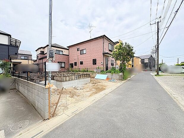 穏やかな街並みに溶け込む、将来の暮らしを想像する楽しみが広がるゆとりある敷地です。