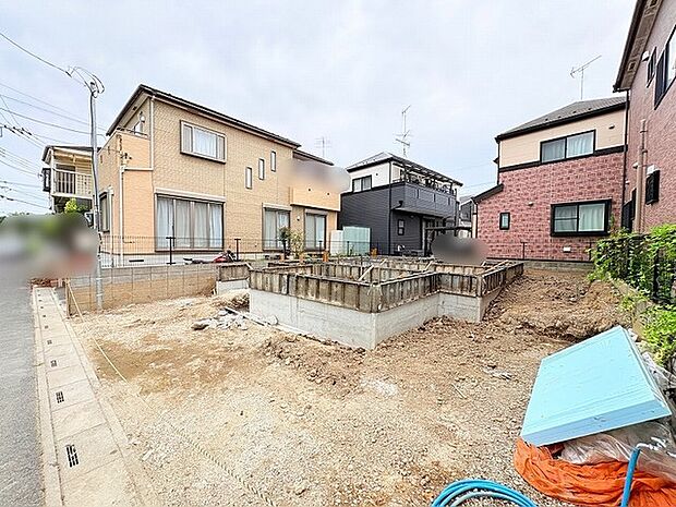 新しい暮らしの基盤となる基礎工事が進む、落ち着いた環境の閑静な住宅街の一角です。