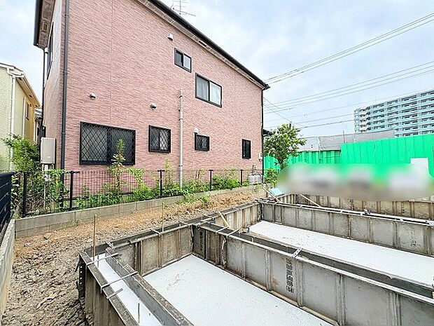 これから描かれる未来の暮らしに思いを馳せる、整然とした基礎工事の進捗風景です。
