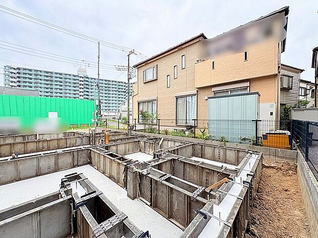 これから始まる新しい暮らしの基盤となる、丁寧な基礎工事が施された敷地の様子です。