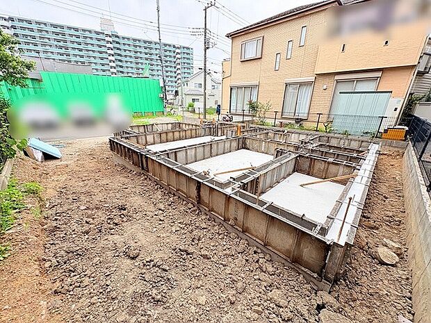 これから始まる新しい暮らしの基盤として、着実に整えられた建築現場の様子です。