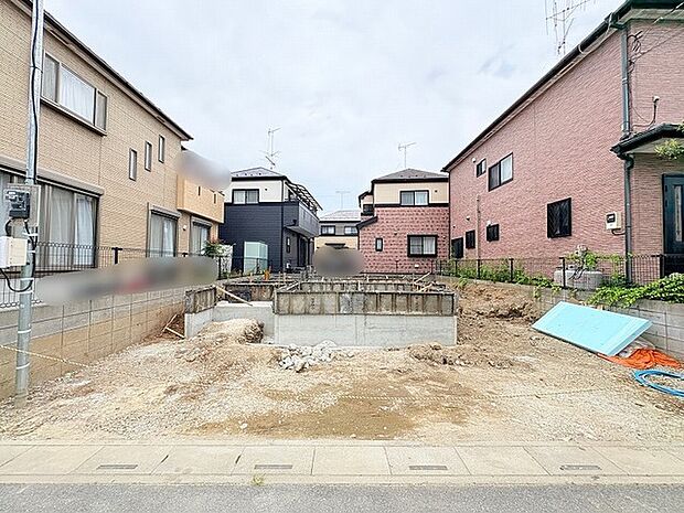 住まいの基礎が形づくられ、これから始まる新しい暮らしへの期待が静かに高まる風景です。