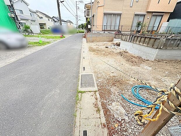 穏やかな住宅街に位置する、これからの暮らしを自由に描き出せるゆとりある敷地です。