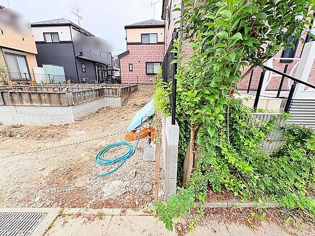 周囲の環境と調和しながら、住まいの可能性を広げるゆとりある敷地が広がっています。