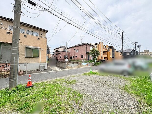 落ち着いた住宅街の中に位置し、穏やかな日常の始まりを感じさせるすっきりとした街並みが広がっています。