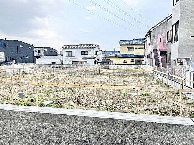 周辺環境と調和する穏やかな街並みに位置し、理想の住まいを形にするための広がりある一画です。