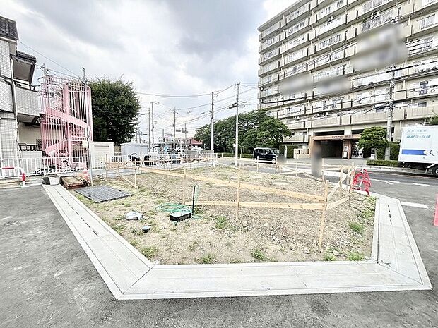 街の賑わいと落ち着きが調和する、可能性を秘めた開放的な角地のロケーション。