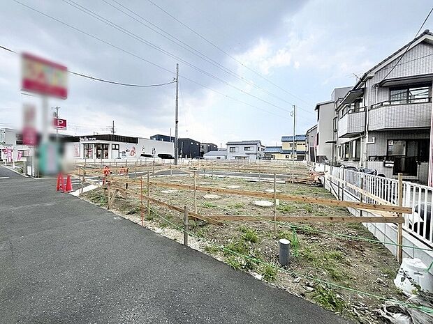 周囲に開かれた視界が心地よく、日々の暮らしを描き出すための余白が整えられた開放的な敷地です。