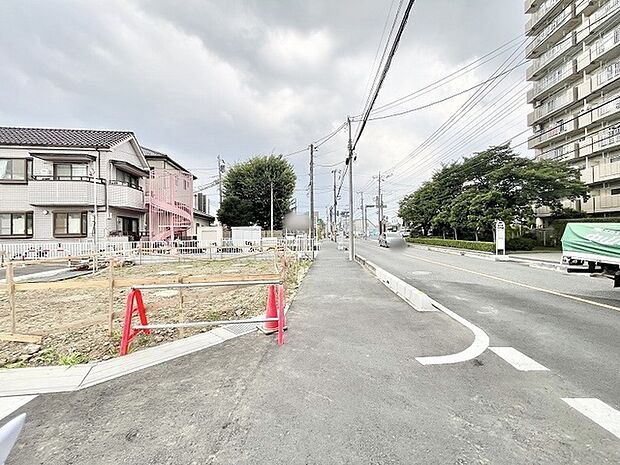 整備された歩道が続き、街並みと自然が程よく調和した落ち着きのある周辺環境です。