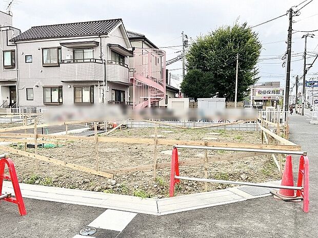 落ち着いた住宅街の一角にあり、これからの暮らしの拠点として柔軟に活用できる整った敷地です。