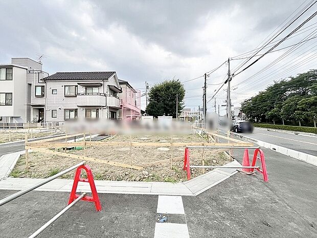 ゆとりある敷地の広がりを感じさせる、穏やかな空気が流れる住環境の整った立地です。